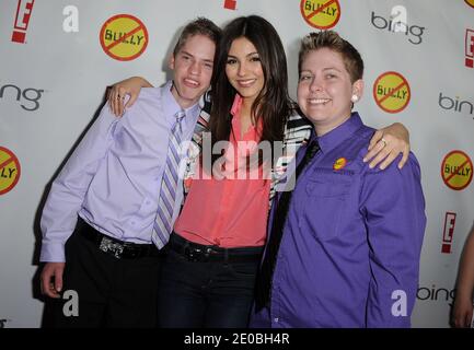 Victoria Justice avec Alex Libby et Kelby Johnson assister à la première Bully dans les théâtres chinois 6 à Los Angeles, CA, Etats-Unis le 26 mars 2012. Photo de Lionel Hahn/ABACAPRESS.COM Banque D'Images