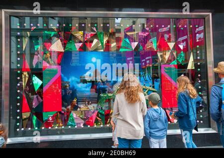 Noël 2020 fenêtres au grand magasin Myer de Bourke Street Mall, Melbourne, perpétuant une tradition de 65 ans malgré la pandémie COVID-19 Banque D'Images