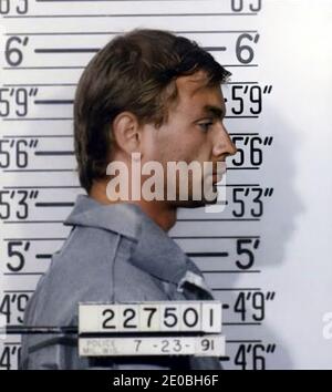 1991 , 23 juillet , Milwaukee , Etats-Unis : JEFFREY DAHMER aka le MILWAUKEE CANNIBAL ( 1960 - 1994 ) quand a été arrêté comme tueur en série dans un photodent du département de police le jour 8 août 1982 . Dahmer était un meurtrier américain qui a tué au moins 17 personnes , de 1978 à 1991 . - SÉRIE KILLER - Mostro di Milwaukee - le monstre de - portrait - ritrato - série-killer - assassino seriale - CRONACA NERA - criminale - criminel - SÉRIE KILLER - GAY - LGBT - CANNIBALE - cannibalismo - omosessuale - omosessualità - homosexualité - homosexuel - foto segnaletica della Polizia - cabine photo - pr Banque D'Images