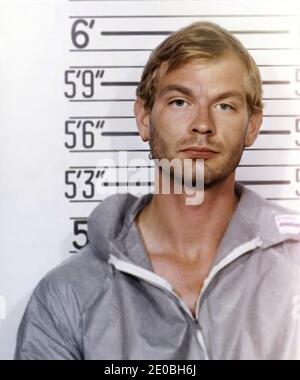 1991 , 23 juillet , Milwaukee , Etats-Unis : JEFFREY DAHMER aka le MILWAUKEE CANNIBAL ( 1960 - 1994 ) quand a été arrêté comme tueur en série dans un photodent du département de police le jour 8 août 1982 . Dahmer était un meurtrier américain qui a tué au moins 17 personnes , de 1978 à 1991 . - SÉRIE KILLER - Mostro di Milwaukee - le monstre de - portrait - ritrato - série-killer - assassino seriale - CRONACA NERA - criminale - criminel - SÉRIE KILLER - GAY - LGBT - CANNIBALE - cannibalismo - omosessuale - omosessualità - homosexualité - homosexuel - foto segnaletica della Polizia - cabine photo --- Banque D'Images