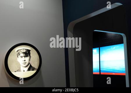 Une photographie de John George Phillips, opérateur radio à bord de RMS Titanic est photographiée à l'exposition « Titanic, Return to Cherbourg », au musée de la Cité de la Mer à Cherbourg, dans l'ouest de la France, en mars 2012. L'exposition marquant le 100e anniversaire du naufrage du Titanic, le 14 avril 1912, sera ouverte en avril 2012. Titanic a été construit par Harland & Wolff à Belfast Irlande en 1910-1911 et a ensuite coulé le 15 avril. 1912 au large des côtes de la Nouvelle-Foundland après avoir pris un iceberg lors de son premier voyage de Southampton, en Angleterre, à New York, aux États-Unis, avec la perte de 1,522 passagers et équipage. Photo par Banque D'Images