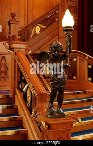 Une authentique réplique du Grand escalier très orné de RMS Titanic lors de l'exposition Titanic Belfast, au Royaume-Uni, en mars 2012. S'étendant sur neuf galeries, l'exposition est considérée comme un voyage interactif dans la mythologie du Titanic, de la conception à l'exploration de l'épave. Photo de David Lefranc/ABACAPRESS.COM Banque D'Images