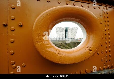 SS Nomadic, le dernier navire White Star Line restant est actuellement en cours de restauration à Hamilton Dock, en face du bâtiment Titanic Belfast, qui célèbre l'histoire du port de Belfast, à Belfast, au Royaume-Uni, en mars 2012. Le 10 avril 1912, le bateau a transporté 142 passagers de première et deuxième classe au Titanic depuis le port de Cherbourg. Conçue par Thomas Andrews, l'architecte du Titanic, elle a été construite à Harland & Wolff sous le profil géant du Titanic et de l'Olympic par les mêmes ouvriers. Après avoir servi olympique pendant des années , le bateau a atteint la Seine et est devenu une boîte de nuit ! Elle est retournée à Belfast en 2006 an Banque D'Images