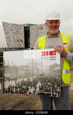 Brian Patterson travaille à la restauration du SS Nomadic, le dernier navire White Star Line qui est actuellement restauré à Hamilton Dock, en face du bâtiment Titanic Belfast célébrant l'histoire du port de Belfast, à Belfast, au Royaume-Uni, en mars 2012. Le 10 avril 1912, le bateau a transporté 142 passagers de première et deuxième classe au Titanic depuis le port de Cherbourg. Conçue par Thomas Andrews, l'architecte du Titanic, elle a été construite à Harland & Wolff sous le profil géant du Titanic et de l'Olympic par les mêmes ouvriers. Après avoir servi olympique pendant des années , le bateau a atteint la Seine Banque D'Images