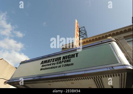 L'Apollo Theatre de New York City est l'une des salles de musique les plus anciennes et les plus célèbres des États-Unis, et le club le plus célèbre associé presque exclusivement aux artistes afro-américains. Il est inscrit au Registre national des lieux historiques et a été le berceau de Showtime à l'Apollo, un salon national de variétés de télévision syndiquées composé de nouveaux talents. Le théâtre est situé au 253 W. 125th Street dans le quartier New York City de Manhattan, plus précisément à Harlem, l'un des quartiers traditionnellement afro-américains les plus importants des États-Unis, le 28 mars 2 Banque D'Images