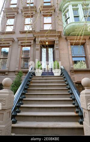 Vue sur le patrimoine architectural de Harlem. Harlem est un quartier de New York City, quartier de Manhattan, qui depuis les années 1920 est un important centre résidentiel, culturel et d'affaires afro-américain. À l'origine un village hollandais, officiellement organisé en 1658, il porte le nom de la ville de Haarlem aux pays-Bas. Harlem a été annexée à la ville de New York en 1873 le 28 mars 2012 à New York, NY, États-Unis. Patrimoine architectural de Harlem. Harlem est un quartier du quartier de Manhattan, dans la ville de New York,qui, depuis les anees 1920 a été un grand centre résidentiel, culturel et Banque D'Images