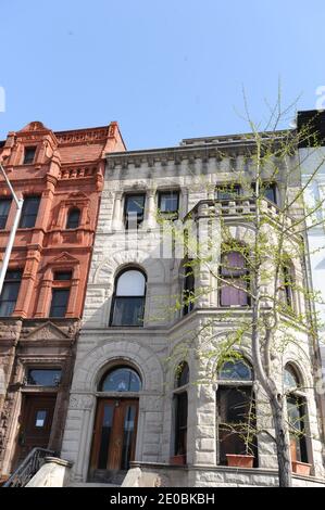 Vue sur le patrimoine architectural de Harlem. Harlem est un quartier de New York City, quartier de Manhattan, qui depuis les années 1920 est un important centre résidentiel, culturel et d'affaires afro-américain. À l'origine un village hollandais, officiellement organisé en 1658, il porte le nom de la ville de Haarlem aux pays-Bas. Harlem a été annexée à la ville de New York en 1873 le 28 mars 2012 à New York, NY, États-Unis. Patrimoine architectural de Harlem. Harlem est un quartier du quartier de Manhattan, dans la ville de New York,qui, depuis les anees 1920 a été un grand centre résidentiel, culturel et Banque D'Images