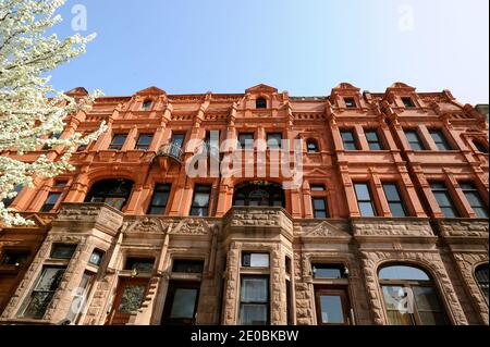 Vue sur le patrimoine architectural de Harlem. Harlem est un quartier de New York City, quartier de Manhattan, qui depuis les années 1920 est un important centre résidentiel, culturel et d'affaires afro-américain. À l'origine un village hollandais, officiellement organisé en 1658, il porte le nom de la ville de Haarlem aux pays-Bas. Harlem a été annexée à la ville de New York en 1873 le 28 mars 2012 à New York, NY, États-Unis. Patrimoine architectural de Harlem. Harlem est un quartier du quartier de Manhattan, dans la ville de New York,qui, depuis les anees 1920 a été un grand centre résidentiel, culturel et Banque D'Images