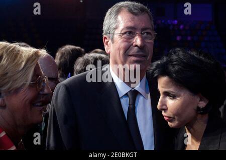 Député et maire de Levallois-Perret, Patrick Balkany, Isabelle Balkany et Rachida Dati assistent à une réunion pour soutenir le Président en exercice français et le candidat au pouvoir de l'UMP pour l'élection présidentielle de 2012, Nicolas Sarkozy, à Levallois-Perret, dans la banlieue de Paris, en France, le 28 mars 2012. Photo de Stephane Lemouton/ABACAPRESS.COM. Banque D'Images