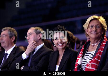 Député et maire de Levallois-Perret, Patrick Balkany, ministre français de l'intérieur, Claude Guant, Rachida Dati et Isabelle Balkany assistent à une réunion pour soutenir le président français sortant et candidat à la décision de l'UMP pour l'élection présidentielle de 2012, Nicolas Sarkozy, à Levallois-Perret, banlieue de Paris, France, le 28 mars 2012. Photo de Stephane Lemouton/ABACAPRESS.COM. Banque D'Images