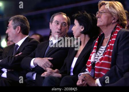 Député et maire de Levallois-Perret, Patrick Balkany, ministre de l'intérieur, Claude Guant, rachida Dati et Isabelle Balkany assistent à une réunion pour soutenir le président français sortant et candidat au pouvoir de l'UMP pour l'élection présidentielle de 2012, Nicolas Sarkozy, à Levallois-Perret, banlieue de Paris, France, le 28 mars 2012. Photo de Stephane Lemouton/ABACAPRESS.COM. Banque D'Images