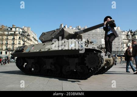 La Marine française expose un des chars de la RBFM sur la place de l'Hôtel de ville de Paris, France, le 27 mars 2012. La capitulation publique sur la place de l'Hôtel de ville où être exposé et présenté par les marines un des chars de la RBFM ainsi qu'un hors-bord de bateau de commando escads marine, à partir de 9 heures du matin photo par Alain Apaydin/ABACAPRESS.COM Banque D'Images