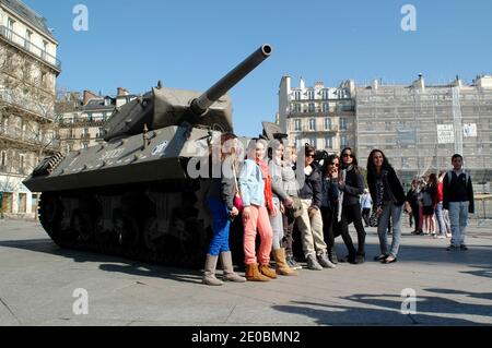 La Marine française expose un des chars de la RBFM sur la place de l'Hôtel de ville de Paris, France, le 27 mars 2012. La capitulation publique sur la place de l'Hôtel de ville où être exposé et présenté par les marines un des chars de la RBFM ainsi qu'un hors-bord de bateau de commando escads marine, à partir de 9 heures du matin photo par Alain Apaydin/ABACAPRESS.COM Banque D'Images