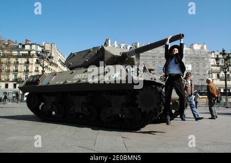 La Marine française expose un des chars de la RBFM sur la place de l'Hôtel de ville de Paris, France, le 27 mars 2012. La capitulation publique sur la place de l'Hôtel de ville où être exposé et présenté par les marines un des chars de la RBFM ainsi qu'un hors-bord de bateau de commando escads marine, à partir de 9 heures du matin photo par Alain Apaydin/ABACAPRESS.COM Banque D'Images