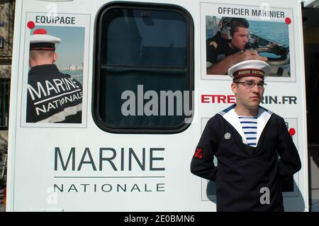 La Marine française expose un des chars de la RBFM sur la place de l'Hôtel de ville de Paris, France, le 27 mars 2012. La capitulation publique sur la place de l'Hôtel de ville où être exposé et présenté par les marines un des chars de la RBFM ainsi qu'un hors-bord de bateau de commando escads marine, à partir de 9 heures du matin photo par Alain Apaydin/ABACAPRESS.COM Banque D'Images