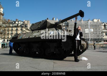 La Marine française expose un des chars de la RBFM sur la place de l'Hôtel de ville de Paris, France, le 27 mars 2012. La capitulation publique sur la place de l'Hôtel de ville où être exposé et présenté par les marines un des chars de la RBFM ainsi qu'un hors-bord de bateau de commando escads marine, à partir de 9 heures du matin photo par Alain Apaydin/ABACAPRESS.COM Banque D'Images