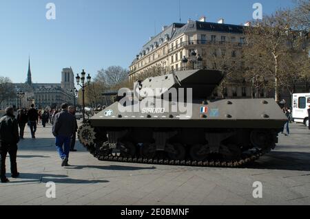 La Marine française expose un des chars de la RBFM sur la place de l'Hôtel de ville de Paris, France, le 27 mars 2012. La capitulation publique sur la place de l'Hôtel de ville où être exposé et présenté par les marines un des chars de la RBFM ainsi qu'un hors-bord de bateau de commando escads marine, à partir de 9 heures du matin photo par Alain Apaydin/ABACAPRESS.COM Banque D'Images