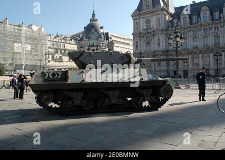 La Marine française expose un des chars de la RBFM sur la place de l'Hôtel de ville de Paris, France, le 27 mars 2012. La capitulation publique sur la place de l'Hôtel de ville où être exposé et présenté par les marines un des chars de la RBFM ainsi qu'un hors-bord de bateau de commando escads marine, à partir de 9 heures du matin photo par Alain Apaydin/ABACAPRESS.COM Banque D'Images