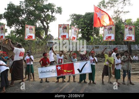 Les partisans de la leader de l’opposition birmane Aung San Suu Kyi célèbrent sa victoire avant les élections législatives du 31 mars 2012, dans la circonscription où elle est candidate aux élections partielles parlementaires du 1er avril à Kawhmu, en dehors de Yangon, au Myanmar. Photo de Christophe Loviny/ABACAPRESS.COM Banque D'Images