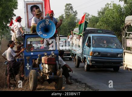 Les partisans de la leader de l’opposition birmane Aung San Suu Kyi saluent les opposants au parti gouvernemental alors qu’ils célèbrent sa victoire avant les élections partielles parlementaires du 1er avril à Kawhmu, en dehors de Yangon, au Myanmar, le 31 mars 2012. Photo de Christophe Loviny/ABACAPRESS.COM Banque D'Images