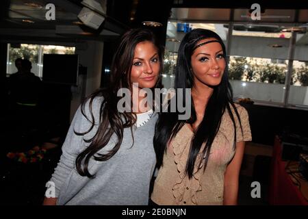 Julia (l'Ile des Verites) et Nabilla (l'Amour est aveugle) participant au Photocall pour la conférence de presse du NRJ 12 Reality TV Show 'les Anges de la telerealite 4 - Club Hawai' qui s'est tenu au bureau du Groupe NRJ, le 30 mars 2012 à Paris, France. Photo par ABACAPRESS.COM Banque D'Images