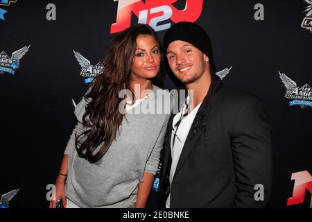 Julia (l'Ile des Verites) et Anthony (Koh Lanta 2011) participant au Photocall pour la conférence de presse du NRJ 12 Reality TV Show 'les Anges de la telerealite 4 - Club Hawai' qui s'est tenu au bureau du Groupe NRJ, le 30 mars 2012 à Paris, France. Photo par ABACAPRESS.COM Banque D'Images