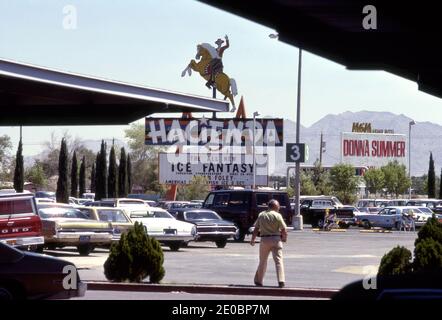 Parking avec panneaux à l'Hacienda Hotel et panneau d'affichage pour MGM faisant la promotion d'un concert par Donna été vers 1979. Banque D'Images