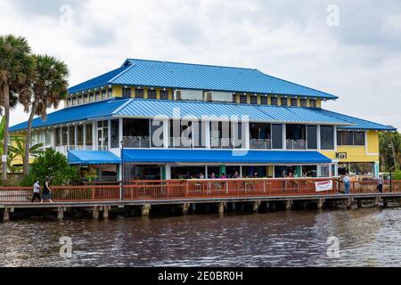 Le Mulligan's Beach House Bar and Grill branché sur le front de mer de la rivière St. Lucie à Stuart, Floride, États-Unis. Banque D'Images