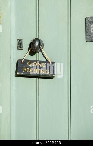 Panneau de pêche disparu sur une porte de chalet dans l'abattoir inférieur. Cotswolds, Gloucestershire, Angleterre Banque D'Images