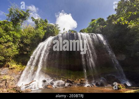 Ngardmau Waterfall in Deep jngule of rain Forest Mountain, Ngardmau, Île de Babeldaob, Palau, Micronésie, Océanie Banque D'Images