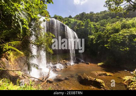 Ngardmau Waterfall in Deep jngule of rain Forest Mountain, Ngardmau, Île de Babeldaob, Palau, Micronésie, Océanie Banque D'Images