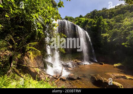 Ngardmau Waterfall in Deep jngule of rain Forest Mountain, Ngardmau, Île de Babeldaob, Palau, Micronésie, Océanie Banque D'Images