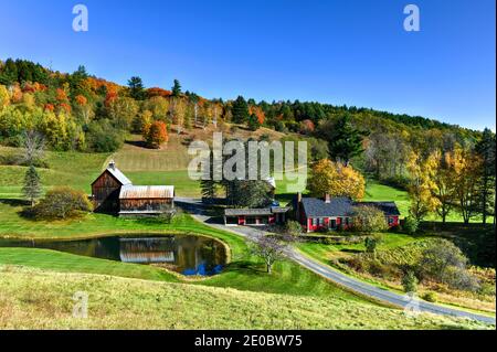 Surplombant une ferme paisible de la Nouvelle-Angleterre à l'automne, Woodstock, Vermont, États-Unis Banque D'Images