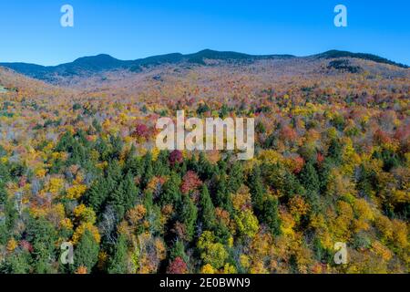 Vue panoramique aérienne du feuillage d'automne à Stowe, Vermont. Banque D'Images