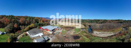 Vue aérienne d'un labyrinthe de maïs à Stowe, dans le Vermont, pendant le pic du feuillage d'automne. Banque D'Images