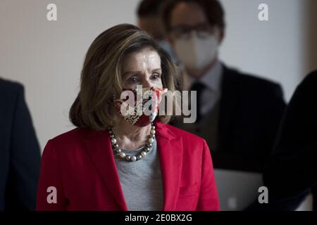 La Présidente de la Chambre des représentants des États-Unis Nancy Pelosi (démocrate de Californie) arrive pour sa conférence de presse hebdomadaire au Capitole des États-Unis à Washington, DC, Etats-Unis le mercredi 30 décembre 2020. Photo de Rod Lamkey/CNP/ABACAPRESS.COM Banque D'Images