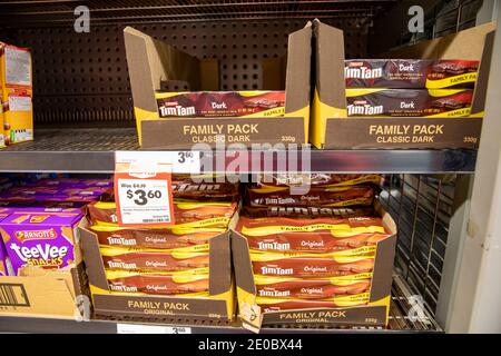 Biscuits Tim Tam saveur originale et classique sombre à vendre Dans un supermarché de Sydney, Australie Banque D'Images