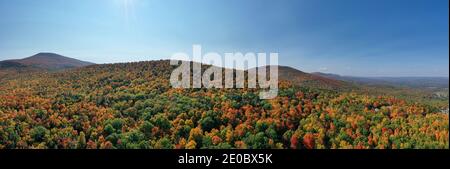 Vue aérienne du feuillage d'automne le long des montagnes Catskill dans le nord de l'État de New York, le long de Five State Lookout. Banque D'Images