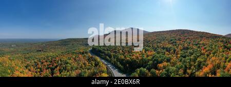 Vue aérienne du feuillage d'automne le long des montagnes Catskill dans le nord de l'État de New York, le long de Five State Lookout. Banque D'Images