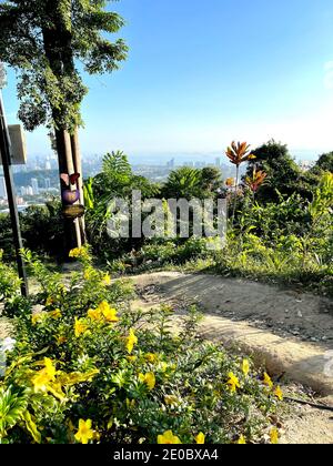 Journée brillante au sommet de Bukit Jambul Hill, Penang. Une montagne dans les communautés locales pour les activités de randonnée. Banque D'Images