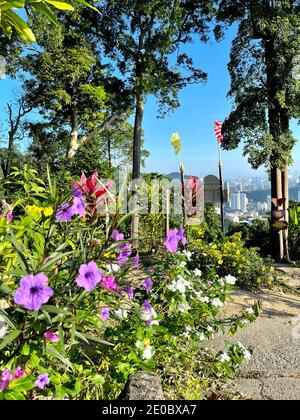 Journée brillante au sommet de Bukit Jambul Hill, Penang. Une montagne dans les communautés locales pour les activités de randonnée. Banque D'Images