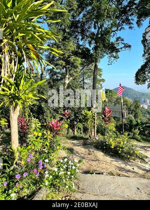 Journée brillante au sommet de Bukit Jambul Hill, Penang. Une montagne dans les communautés locales pour les activités de randonnée. Banque D'Images