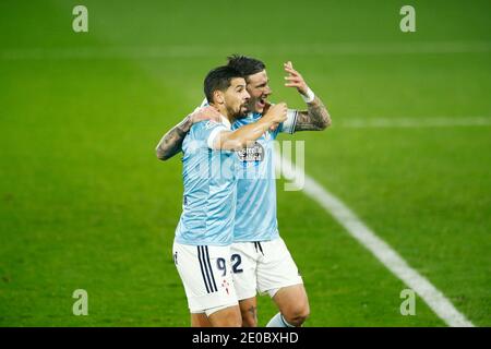 Vigo, Espagne. 30 décembre 2020. (G-D) Nolito, Santi Mina (Celta) football : Nolito et Mina célèbrent après le but de Nolito pendant le match espagnol de la Liga Santander entre RC Celta de Vigo 2-1 SD Huesca à l'Estadio Abanca Balaidos à Vigo, Espagne . Crédit: Mutsu Kawamori/AFLO/Alay Live News Banque D'Images