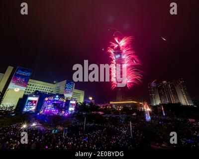 Taipei, 1er JANVIER 2012 - vue nocturne des feux d'artifice de la Saint-Sylvestre de Taipei 101 Banque D'Images