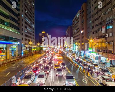 Taipei, 7 AOÛT 2012 - vue panoramique sur la ville animée au coucher du soleil Banque D'Images