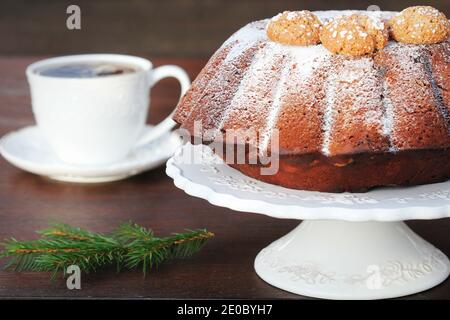 Gâteau au chocolat avec sucre glace et tasse de café. Arrière-plan de Noël Banque D'Images