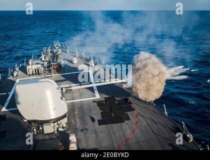 Document photo du dossier en date du 31 octobre 2019 du destroyer à missiles guidés de classe Arleigh Burke USS John S. McCain (DDG 56) tire son fusil Mark de 45 5 pouces lors d'un exercice de tir en direct. Deux navires de guerre américains ont traversé le détroit sensible de Taiwan jeudi pour protester contre Beijing, la deuxième mission de ce mois-ci et qui a lieu près de deux semaines après qu'un groupe de porte-avions chinois ait utilisé la même voie navigable. La Marine américaine a déclaré que les destroyers guidés de missiles USS John S. McCain et USS Curtis Wilbur avaient 'effectué un transit régulier du détroit de Taiwan le 31 décembre conformément au droit international'. Na Banque D'Images