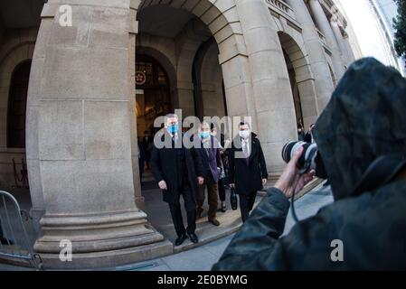 Hong Kong, Chine. 31 décembre 2020. Media Tycoon Jimmy Lai quitte la Cour d'appel final accompagnée de ses avocats après une audience urgente demandée par le ministère de la Justice sur sa caution pour violation présumée du droit de la sécurité nationale. Crédit : Marc R. Fernandes/Alamy Live News. Banque D'Images