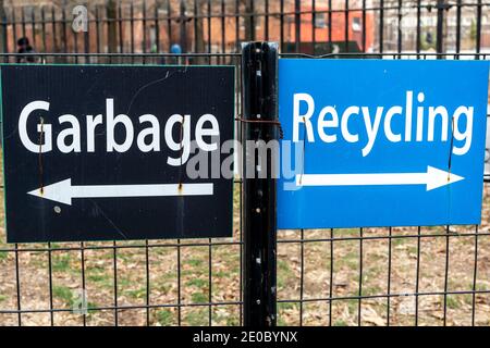Affiche dans le parc pour les emplacements de déchets et de recyclage Banque D'Images