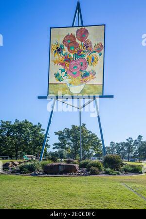 La peinture au tournesol de l'Emerald Giant Van Gogh à Morton Park, Emerald, également connu sous le nom de « Big Easel », région des Highlands du centre, Queensland, Australie Banque D'Images